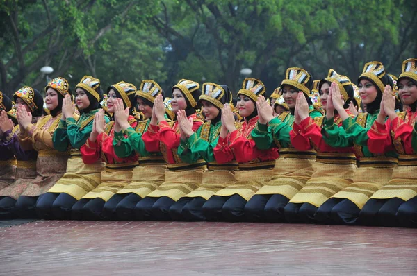 Jakarta Indonesia Aprile 2015 Ballerini Ratoh Jaroe Saman Esibiscono Jakarta — Foto Stock