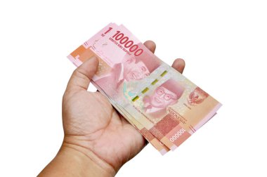 Yüz bin rupia tutuyor.