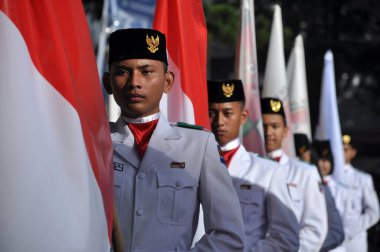 Bogor, Endonezya - 2 Haziran 2012: Endonezya Cumhuriyeti bayrak taşıyıcıları Bogor hükümet binalarında törenler düzenliyor.