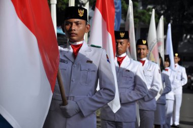 Bogor, Endonezya - 2 Haziran 2012: Endonezya Cumhuriyeti bayrak taşıyıcıları Bogor hükümet binalarında törenler düzenliyor.