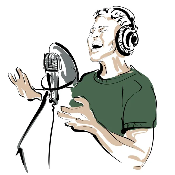 Kulaklıklı bir adam profesyonel bir mikrofona şarkı söylüyor. — Stok fotoğraf