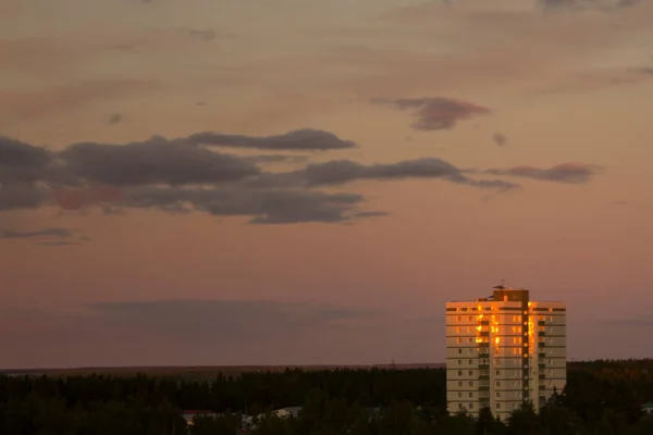 Ein Einsames Hochhaus Erhebt Sich Vor Dem Hintergrund Des Sonnenuntergangs — Stockfoto