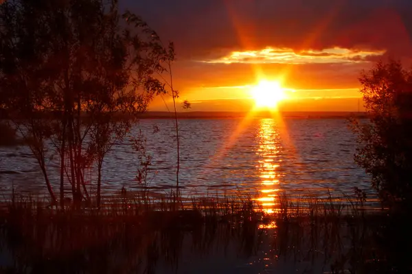 Vackert Flodlandskap Den Nedgående Solen Ovanför Horisonten Dess Glödande Strålar — Stockfoto