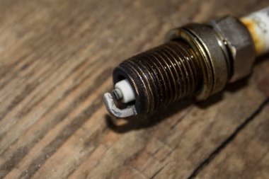 Uzun bir çalışmadan sonra aşınma belirtileri gösteren içten yanmalı motorun bujisi.