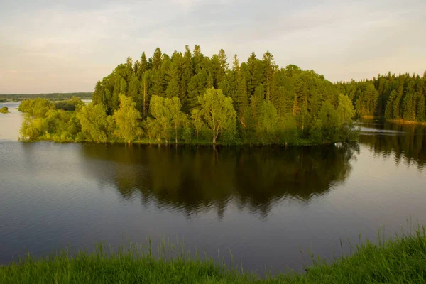 Das Ruhige Wasser Des Nördlichen Flusses Frühsommer Der Fluss Umgeht — Stockfoto