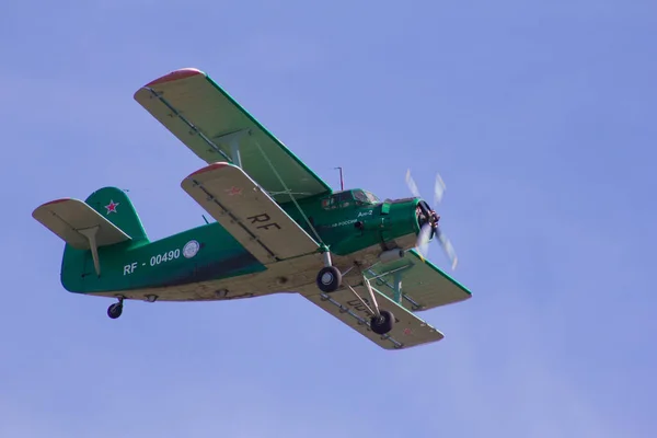 Küçük Güvenilir Tek Motorlu Yeşil Çift Kanatlı Uçak Havaalanına Iniyor — Stok fotoğraf
