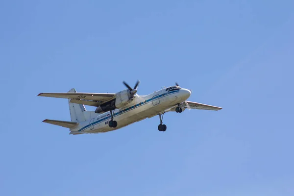 Küçük Bir Çift Motorlu Yolcu Uçağı Havaalanına Iniyor Uçuşun Sonu — Stok fotoğraf