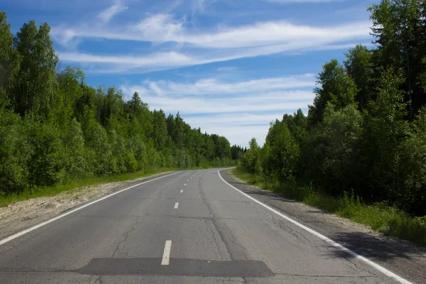 Une Étroite Route Deux Voies Avec Asphalte Rugueux Est Perdue — Photo