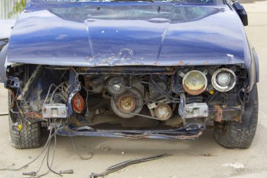 Otoparka atılmış kırık bir araba. Kazadan sonra eski bir arabayı tamir et.