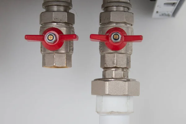 Twee Gesloten Metalen Kranen Voor Water Verwarmingssystemen Aangesloten Witte Kunststof — Stockfoto