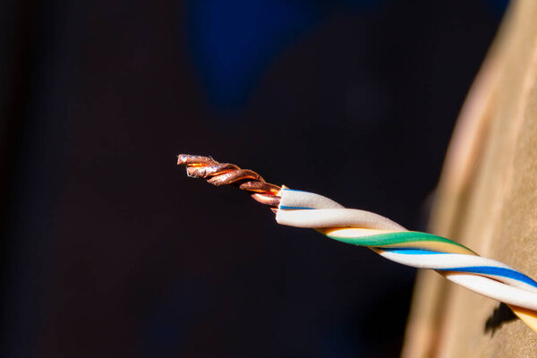 Скручивание двух проводников толстой медной проволоки при установке электриков в доме
