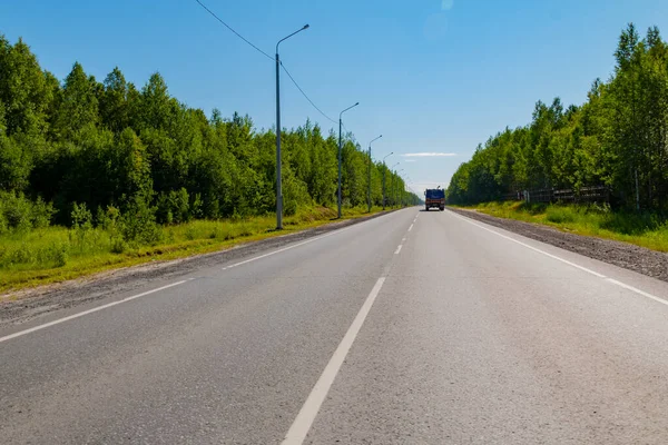 Two Lane Highway Lighting Even Asphalt Stretches Woods — Stock Photo, Image