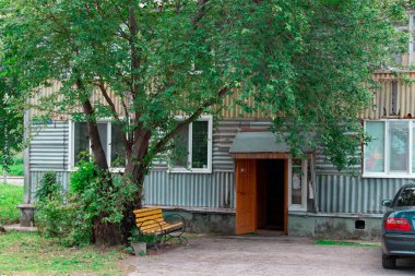 Rus eyaletinde eski, rahat bir avlu. İki katlı ahşap bir ev, veranda ve önünde sarı bir bank. Yaşlı, fazla gelişmiş ağaçlar..