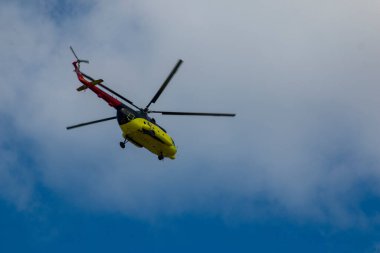 Kırmızı haçlı sarı bir ambulans helikopteri Sibirya 'nın uzak bölgelerinden ağır hasta insanları taşıyor.