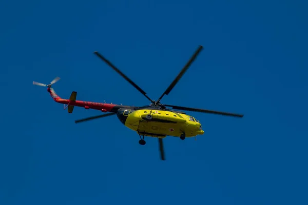 Helicóptero Médico Amarelo Voa Céu Limpo Ambulância Aérea Trabalho — Fotografia de Stock