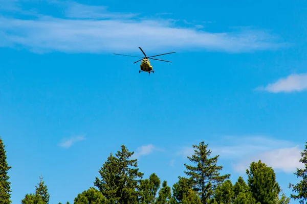 Kuzey Tayga Topraklarının Koşullarında Helikopter Sezon Dışında Ana Ulaşım Şeklidir — Stok fotoğraf
