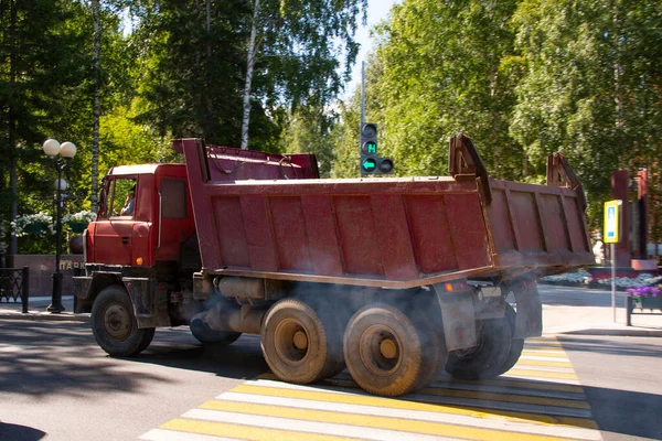 Zware Vrachtwagen Het Kruispunt Rook Uit Uitlaatpijp Enorme Wielen Het — Stockfoto