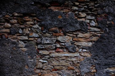 Eine alte Steinmauer in der Altstadt als Hintergrund.