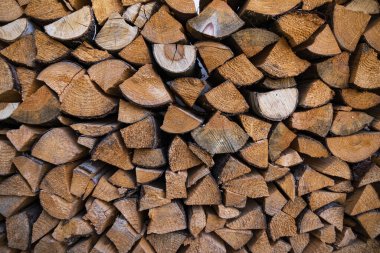 Brennholz Stapel von einem Bauernhof, vor der Hauswand.