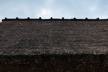Ein altes Dach aus trockenem Gras vom einem alten Haus.
