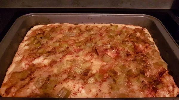 Gri tepside ev yapımı raventli turtanın yakın çekimi..