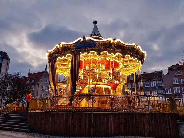 Verlichte Draaimolen Gdansk Met Dramatische Blauwe Lucht Wolken Een Novembermiddag — Stockfoto