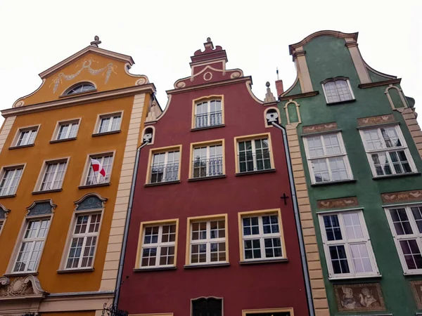 Tres Coloridas Casas Antiguas Gdansk Con Una Bandera Polaca Fuera — Foto de Stock