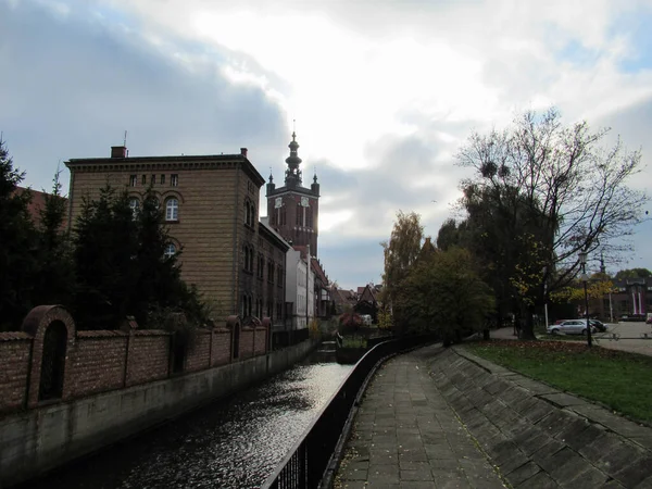 Canal Parque Gdansk Con Una Torre Iglesia Fondo — Foto de Stock