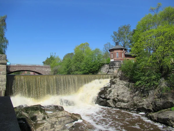 Вода Тече Через Історичну Маленьку Водну Електростанцію Червоними Цегляними Будівлями — стокове фото