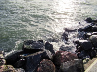 Deniz suyu yukarıdan kayalara çarpıyor..