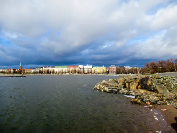 Panorama Helsinek Ostrova Částečně Zataženou Oblohou Pozadí — Stock fotografie