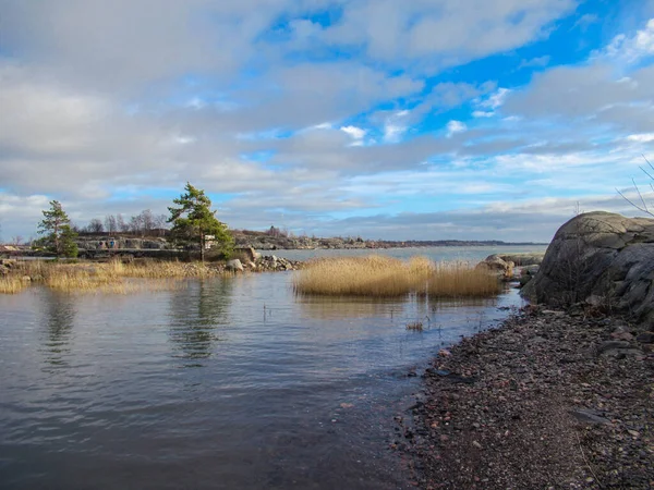 Prachtig Eilandlandschap Helsinki Met Rotsen Stenen Gras Zee Bomen Wolken — Stockfoto