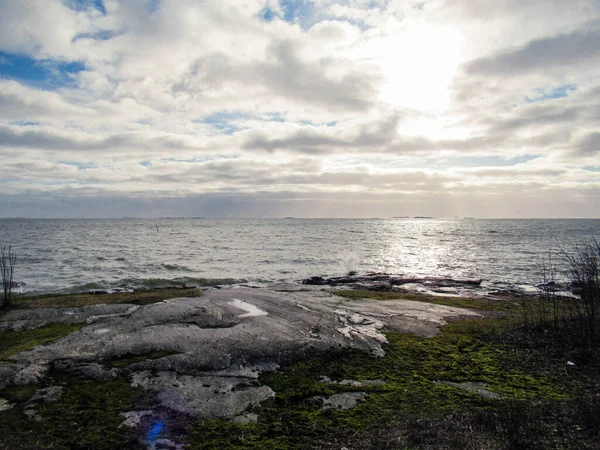 Gras Rotsen Aan Zee Een Deels Bewolkte Dag — Stockfoto