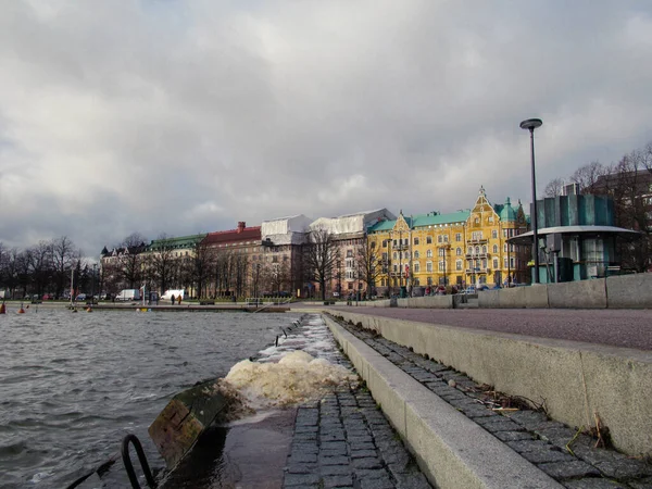 Moře Nábřeží Pěnou Domy Stánek Helsinkách — Stock fotografie