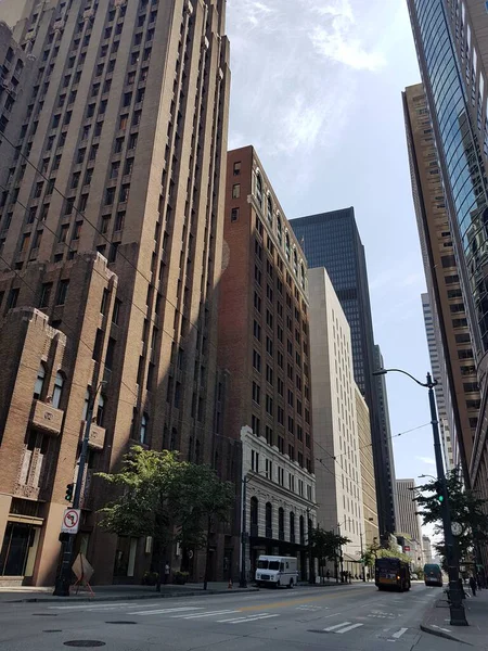 Seattle şehir merkezi gökdelenli sokak manzarası.