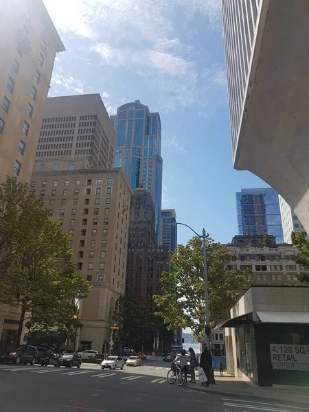 Gatuvy Seattle Med Byggnader Bilar Och Fotgängare — Stockfoto
