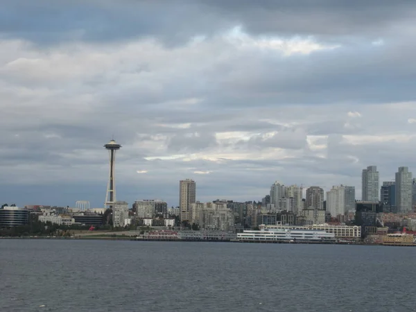 Space Needle Och Del Seattle Skyline Sett Från Havet Molnig — Stockfoto
