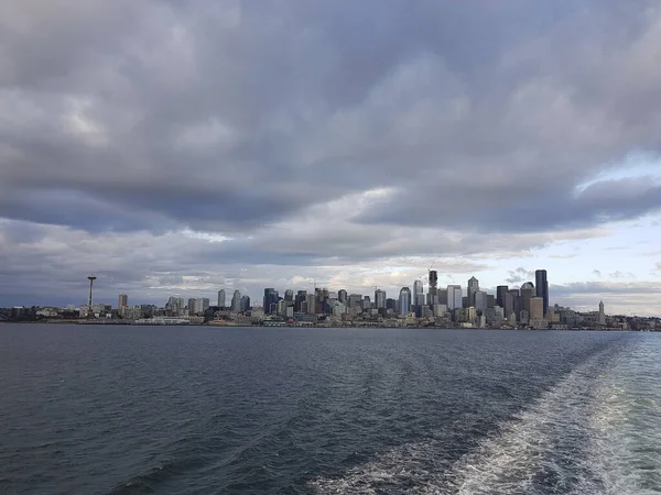 Seattle City Skyline Sett Utifrån Havet Molnig Kväll — Stockfoto