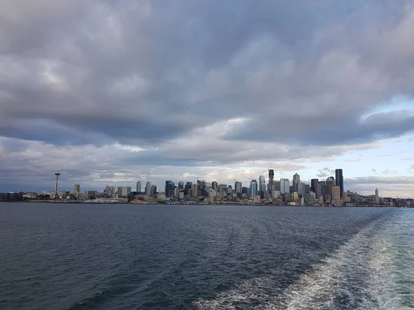 Seattle Miasto Panorama Widoczna Morza Pochmurny Wieczór Obraz Stockowy