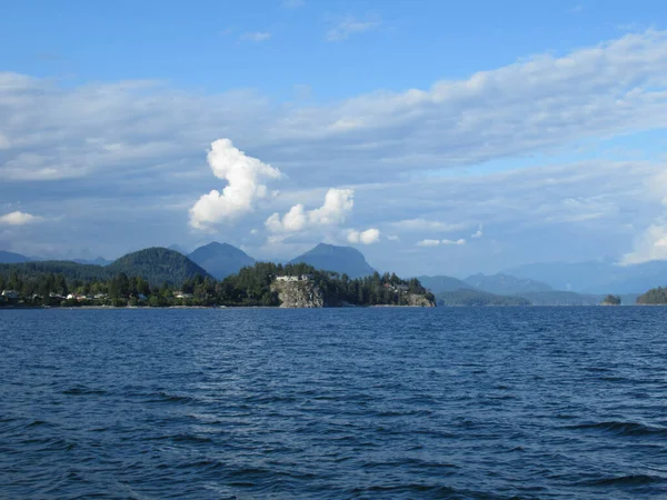 Prachtig Landschap Met Zee Bergen Witte Wolken Blauwe Lucht Nabij — Stockfoto