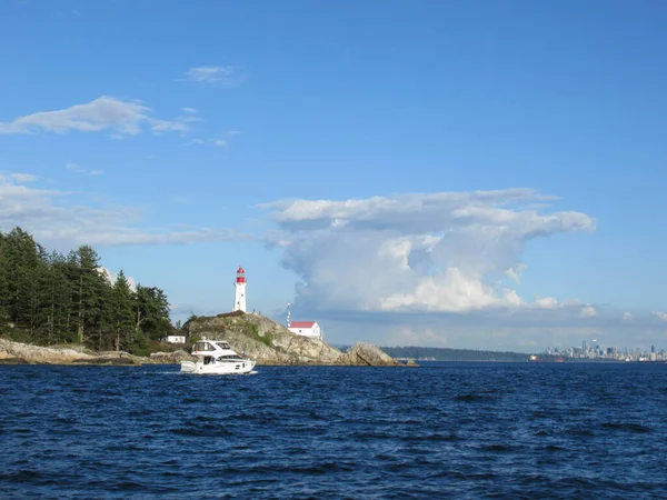 Dure Boot Voor Point Atkinson Lighthouse Met Wat Vancouver Skyline — Stockfoto