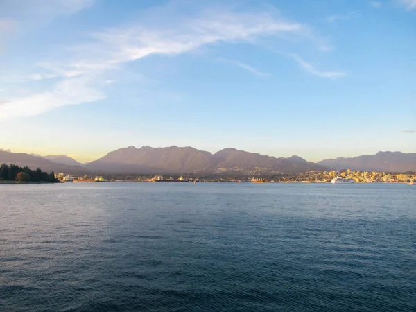 Utsikt Från Vancouver Till Norra Vancouver Med Hav Fartyg Byggnader — Stockfoto
