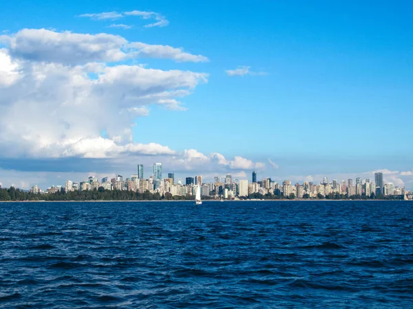 Perahu Layar Dan Langit Vancouver Terlihat Dari Laut Pada Hari — Stok Foto