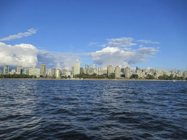 Vancouver Skyline Sett Från Havet Med Några Vita Moln Och — Stockfoto