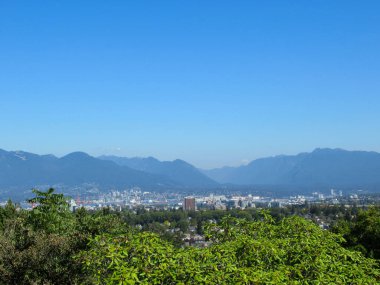Kraliçe Elizabeth Park 'tan Vancouver' a kadar uzanan Panorama 'nın arkasında dağlar var..