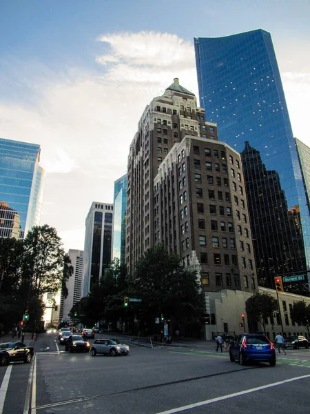 Stadsscenen Centrala Vancouver Med Bilar Fotgängare Och Skyskrapor — Stockfoto