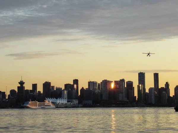 Vancouver Skyline Och Ett Sjöflygplan Sett Från Norr Vid Solnedgången — Stockfoto