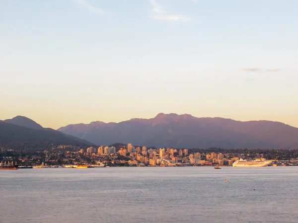 Vancouver Del Norte Visto Desde Sur Con Montañas Fondo Atardecer — Foto de Stock