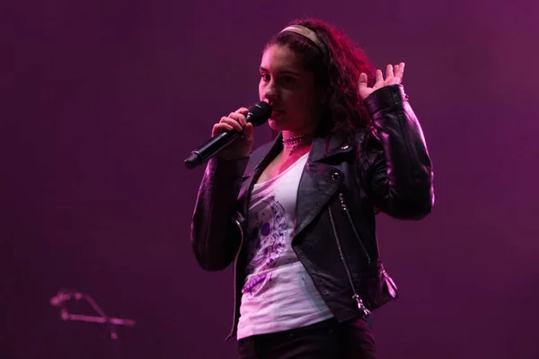 Alessia Cara Występująca Scenie Podczas Festiwalu Muzycznego — Zdjęcie stockowe