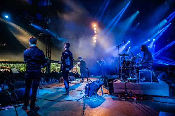 Det Langsomme Show Optræder Scenen Musikfestivalen - Stock-foto